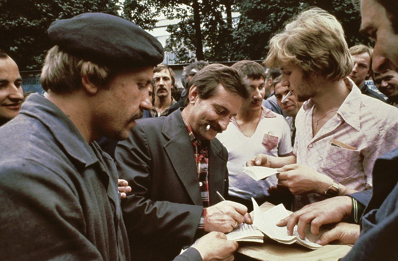 Lech Wałęsa rozdaje autografy. 1980 r.