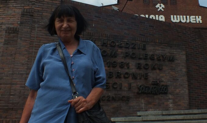 Teresa Brodzka przy pomniku górników z kopalni „Wujek”. Fot. Sebastian Reńca/Archiwum Śląskiego Centrum Wolności i Solidarności