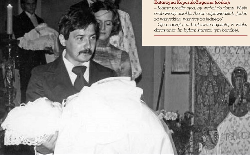 Bogusław Kopczak podczas chrztu córki Katarzyny. Fot. Tablica poświęcona Bogusławowi Kopczakowi z wystawy 