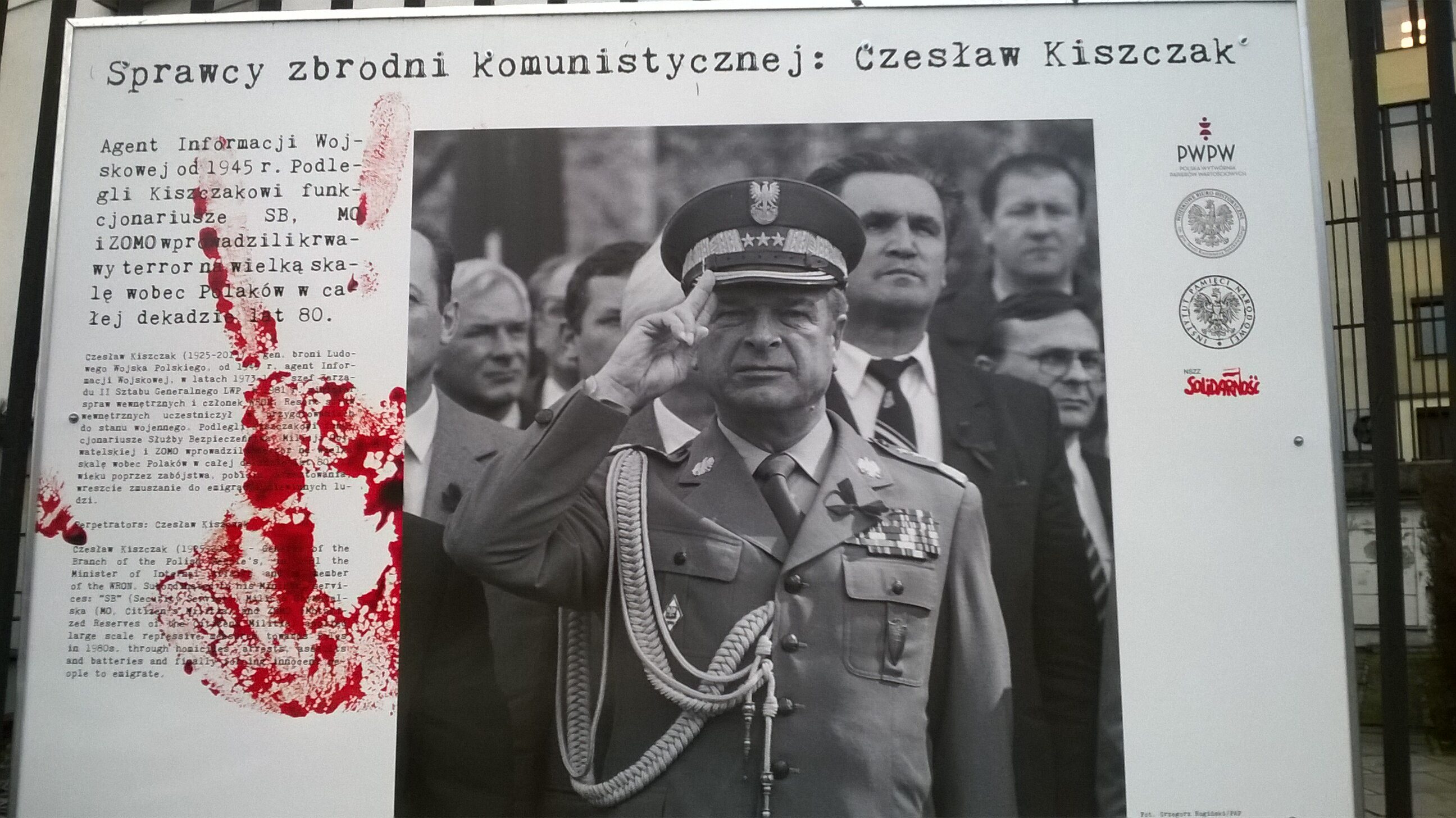 Gen. Czesław Kiszczak na wystawie PWPW