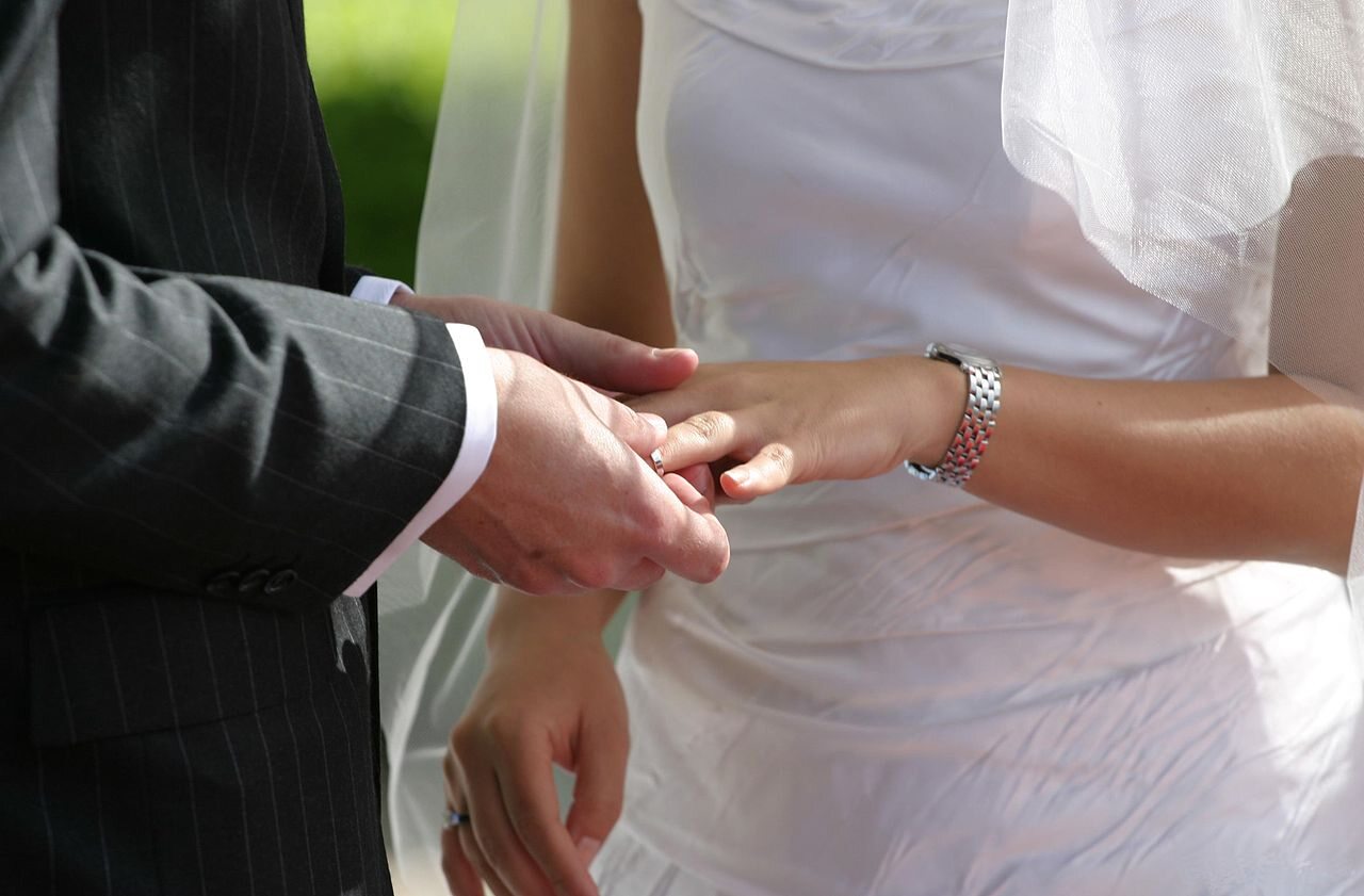 Nakładanie obrączek ślubnych. Zdjęcie ilustracyjne