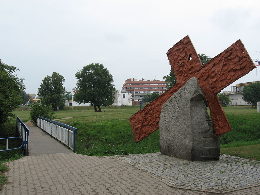 Krzyż ku pamięci Michała Adamowicza, który został zastrzelony na pobliskim mostku.